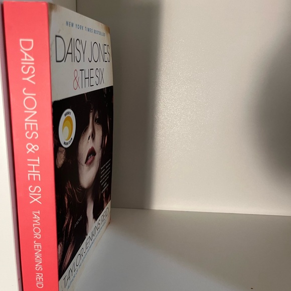 Daisy jones and the sixth - Picture 2 of 2